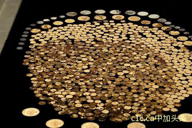 美国男子在自家农场挖出700多枚200年前的硬币，估值数百万美元，对着镜头兴奋数钱